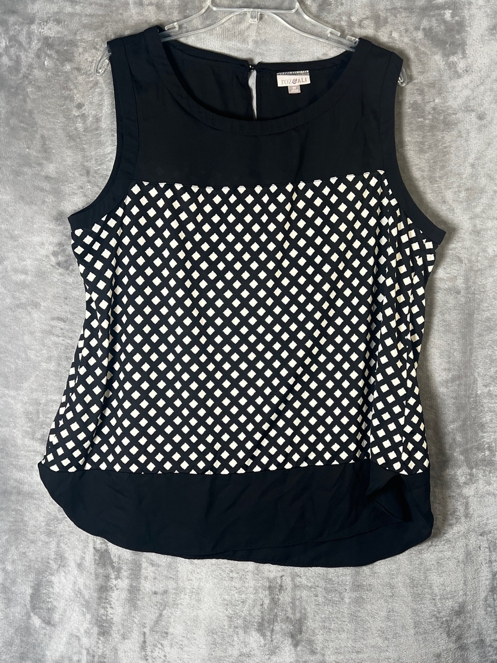 Black & White Sleeveless Geometric Shell Top